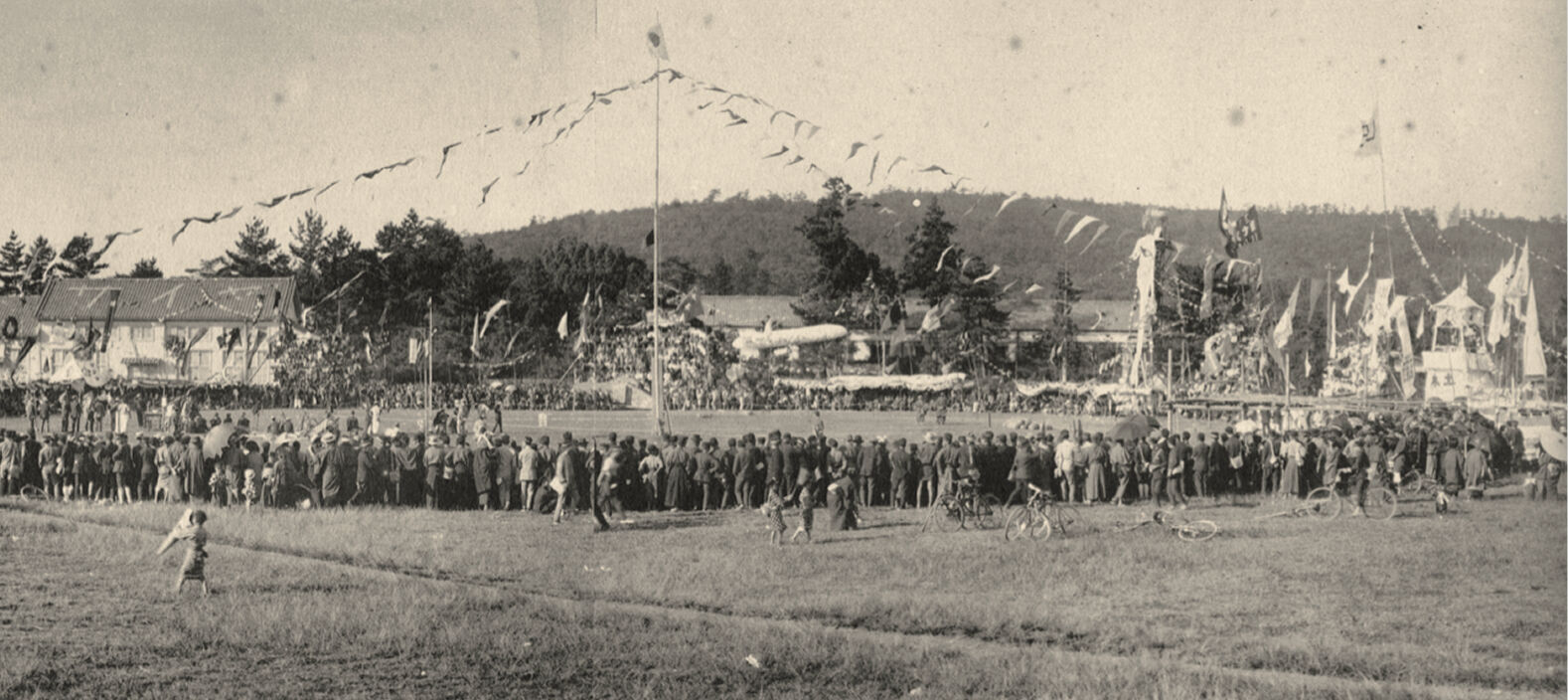 運動会全景（1921年卒業アルバムより）